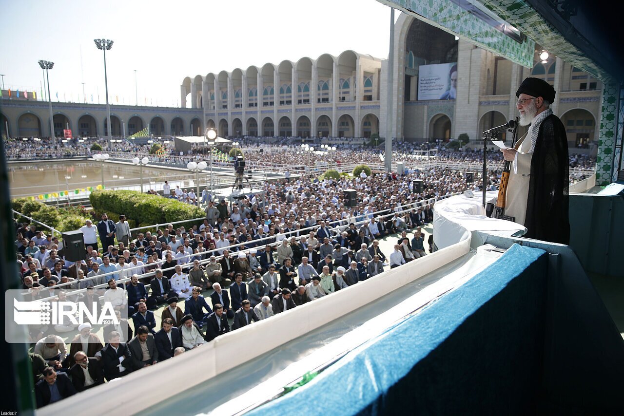 دلیل غیبت فرماندهان نظامی ایران در نماز جمعه مقام معظم رهبری چه بود؟