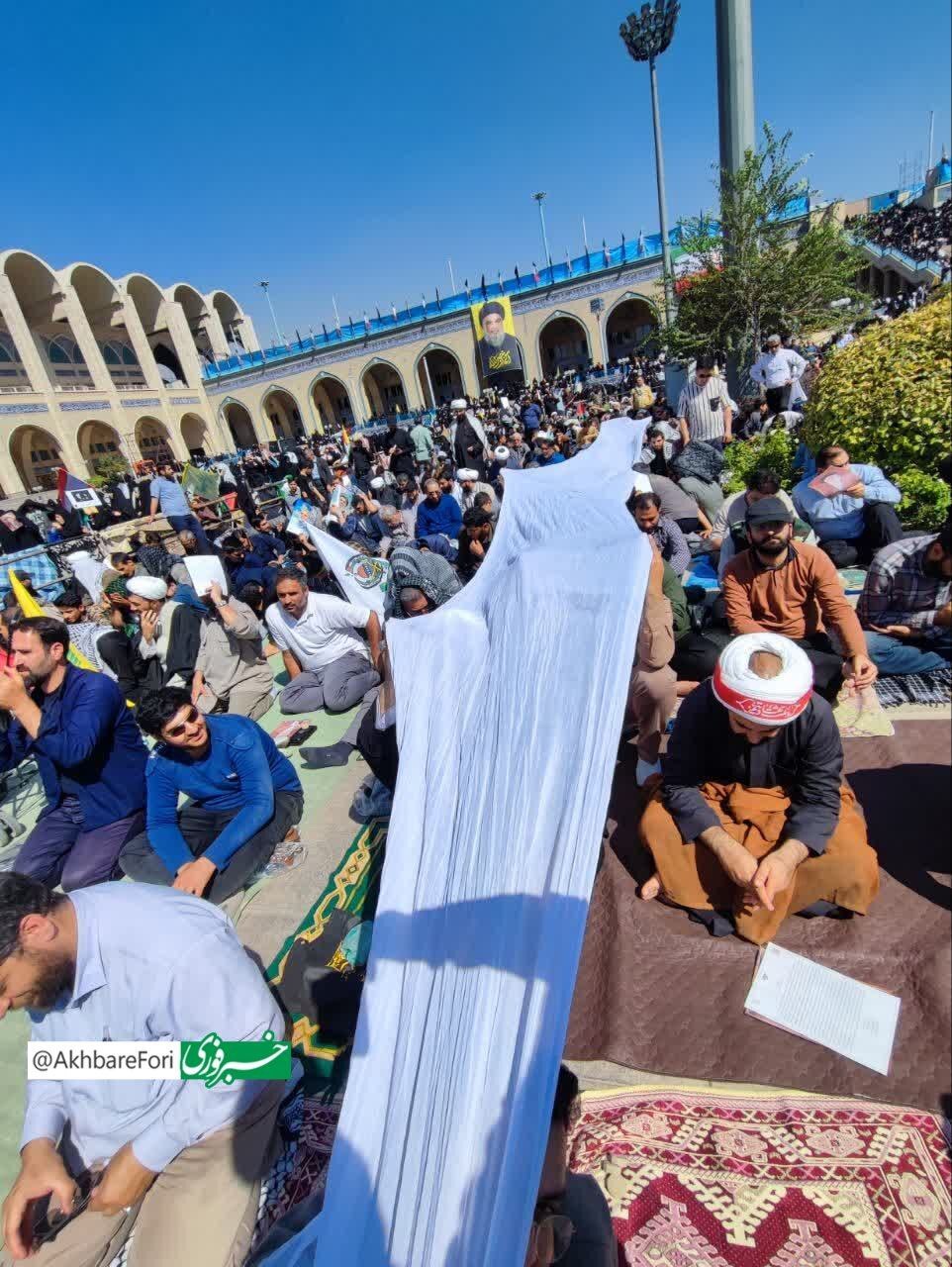 عکسی خاص از نماز جمعه امروز تهران / عمامه‌ای که سایه‌بان شد!