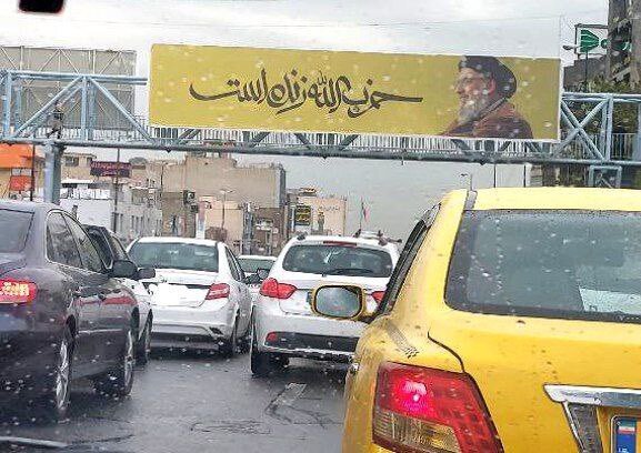 نصب بنر‌های «حزب‌الله زنده است» توسط شهرداری تهران +تصاویر