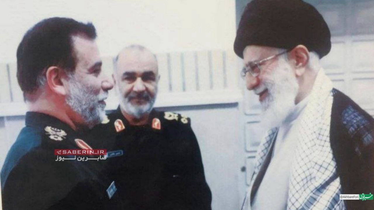 عکس| سردار شهید حاج عباس نیلفروشان در کنار رهبر انقلاب عکس| سردار شهید حاج عباس نیلفروشان در کنار رهبر انقلاب