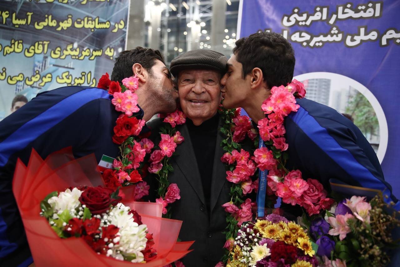 عکس| بوسه شاگردان بر صورت پدر شیرجه ایران