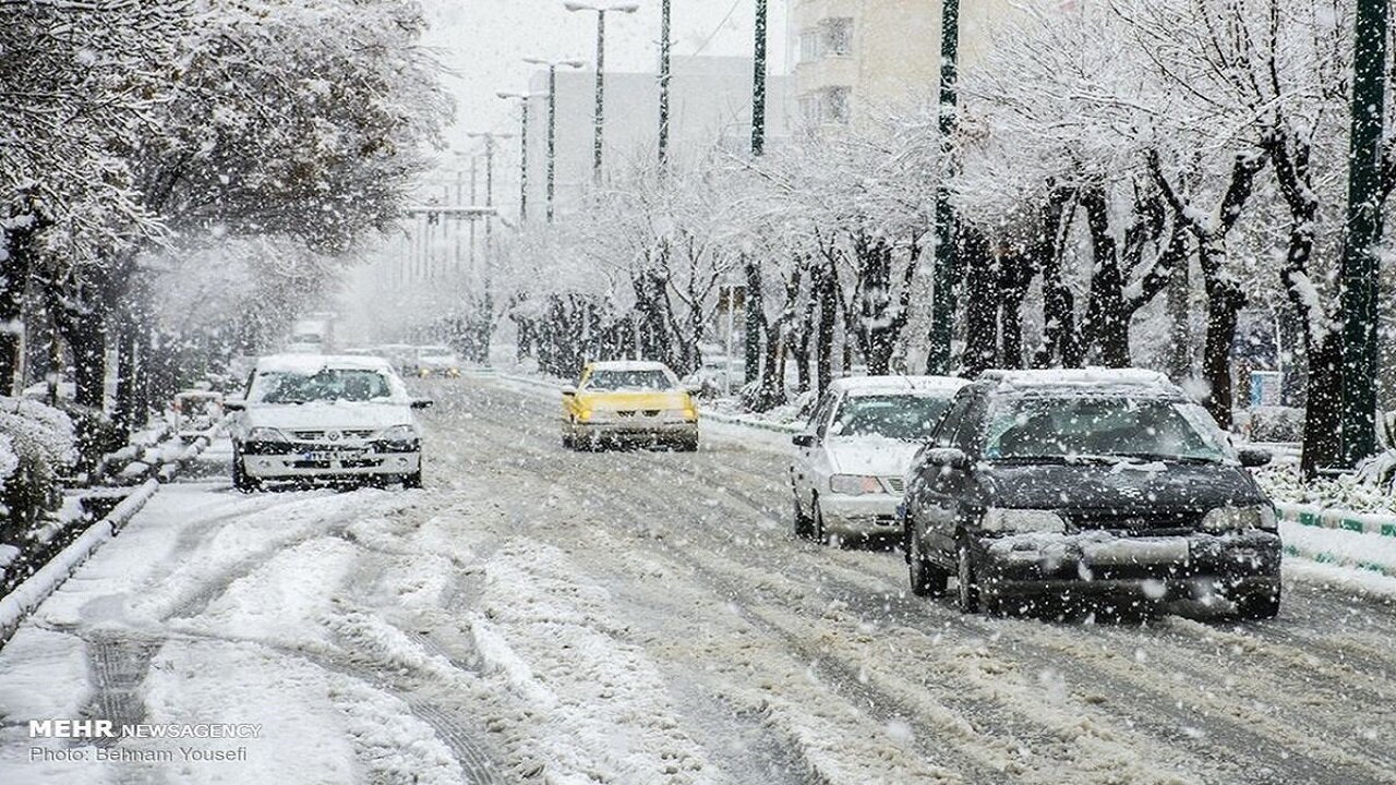 ببینید| بارش برف در مناطق شمالی تهران