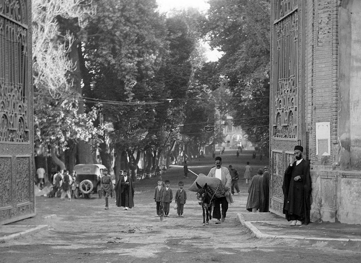 تصاویری از قاجار؛ از عروسی دختر شاه تا چایی‌خوری در کاخ گلستان