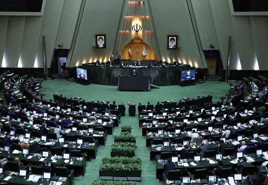 ایمان شمسایی: عزیزان! مملکت استادیوم نیست | قدم دولتی ها بر چشم!