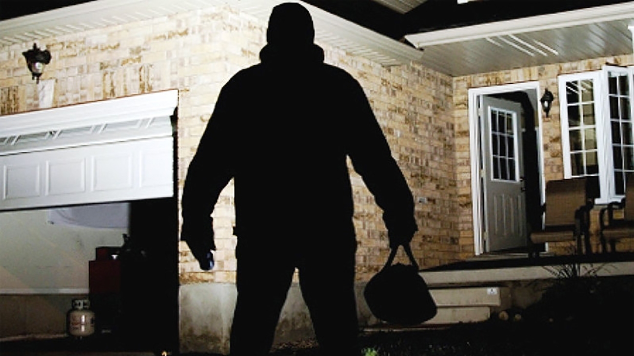 ببینید| لحظه ورود سارقان به خانهای در محله جلفا در تهران ببینید| لحظه ورود سارقان به خانهای در محله جلفا در تهران