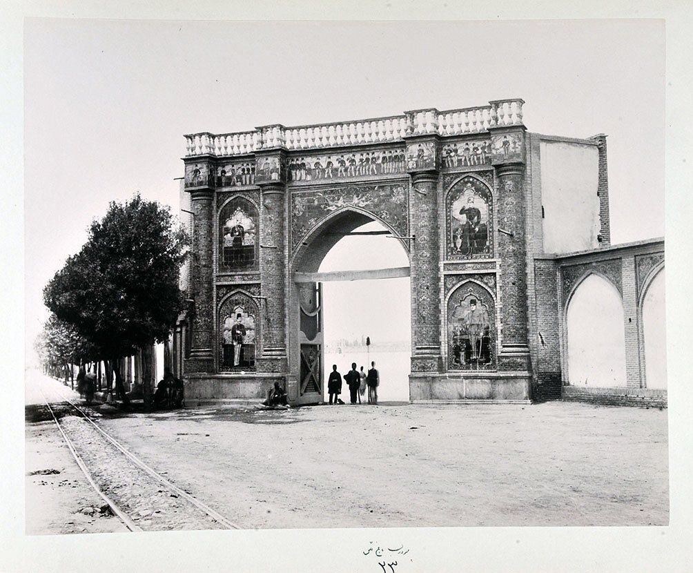 عکس دیدنی از سر در باغ ملی در دوره قاجار عکس دیدنی از سر در باغ ملی در دوره قاجار