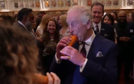 فلوتنوازی پادشاه انگلستان با هویج فلوتنوازی پادشاه انگلستان با هویج