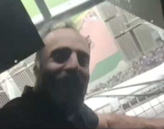 ببینید| اقدام خطرناک طرفدار تراکتور برای تماشای بازی ببینید| اقدام خطرناک طرفدار تراکتور برای تماشای بازی