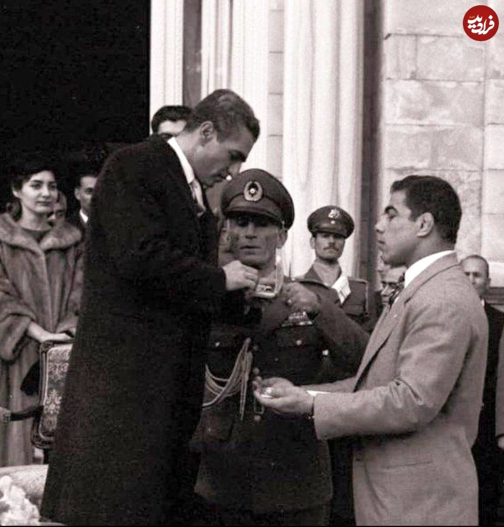 تختی در حال دریافت مدال از محمدرضا پهلوی در سال ۱۳۳۶ + عکس تختی در حال دریافت مدال از محمدرضا پهلوی در سال ۱۳۳۶ + عکس