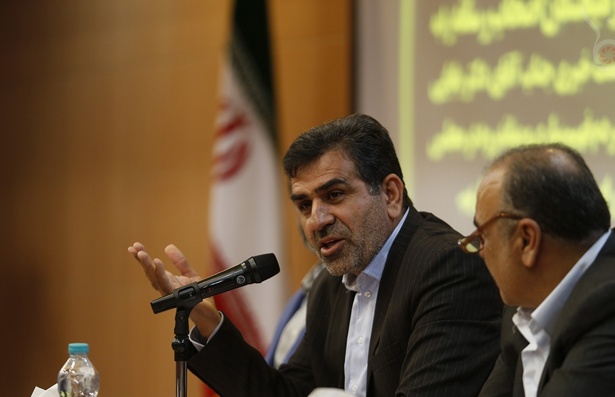 یک نماینده : پسانداز دلاری مردم از صادرات کشور بیشتر است! یک نماینده : پسانداز دلاری مردم از صادرات کشور بیشتر است!