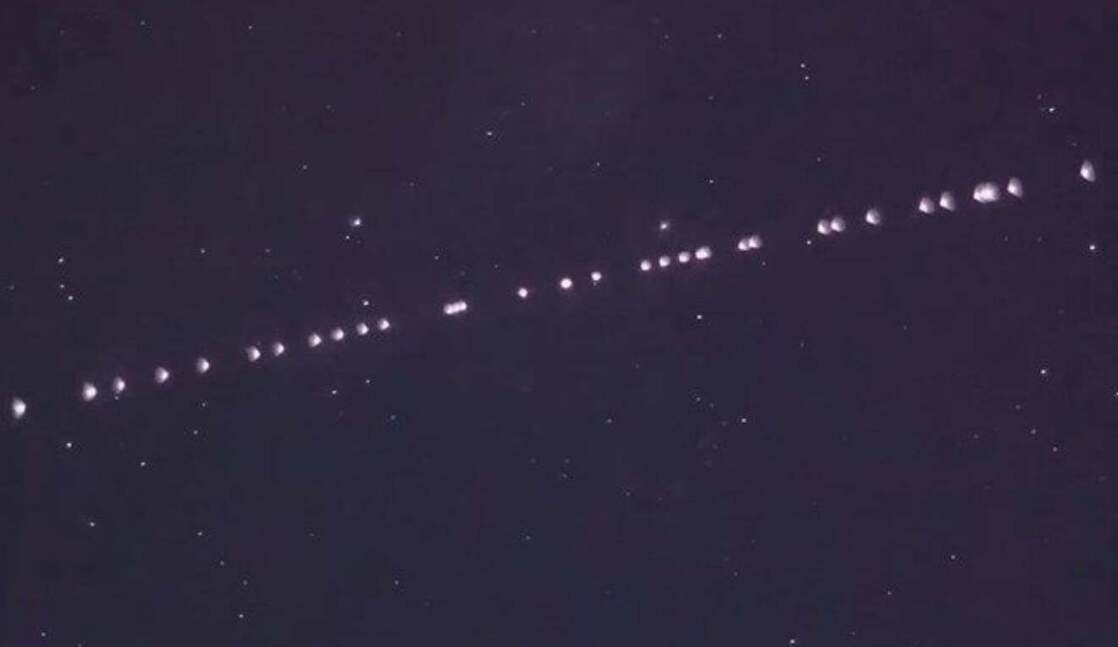 ببینید| رقص نور ماهوارههای استارلینک در آسمان تبریز ببینید| رقص نور ماهوارههای استارلینک در آسمان تبریز