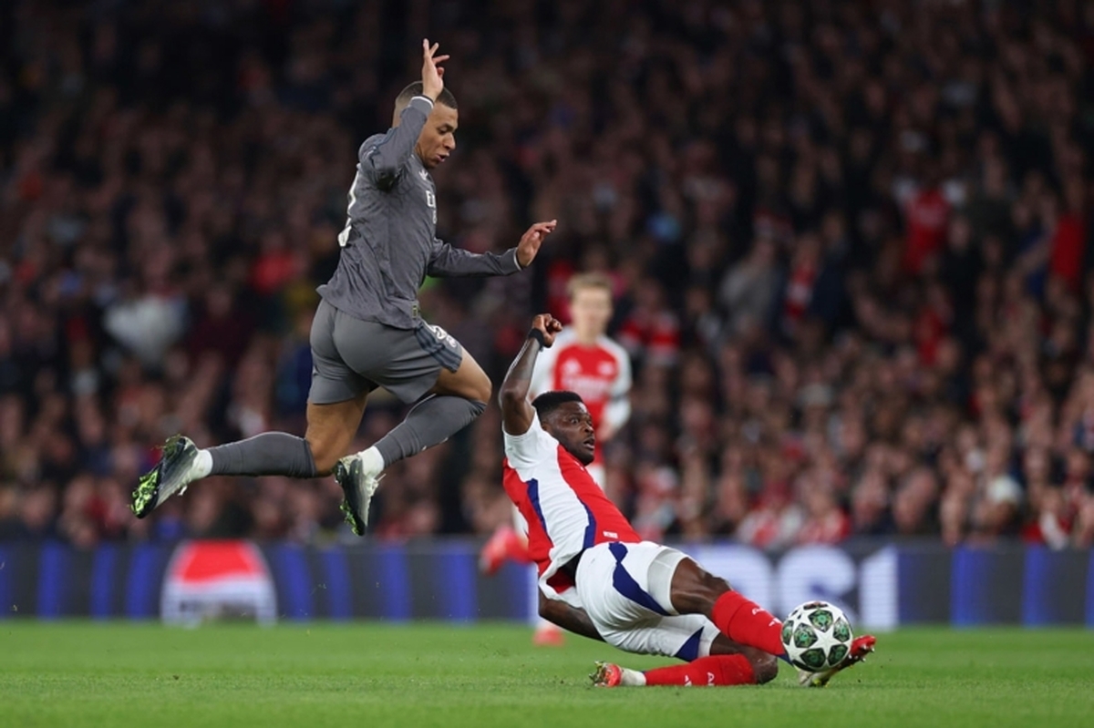 ببنید| خلاصه بازی آرسنال و رئال مادرید با صدای عادل فردوسیپور ببنید| خلاصه بازی آرسنال و رئال مادرید با صدای عادل فردوسیپور