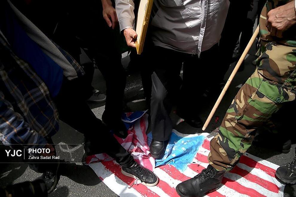 آتش زدن پرچم آمریکا در میدان فلسطین در آستانه مذاکرات! +عکس آتش زدن پرچم آمریکا در میدان فلسطین در آستانه مذاکرات! +عکس