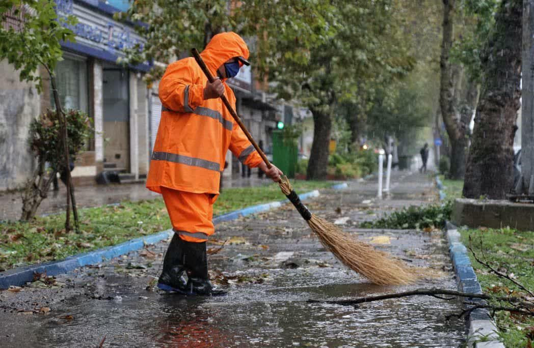 ببینید| ضرب و شتم یک پاکبان در سمنان! ببینید| ضرب و شتم یک پاکبان در سمنان!