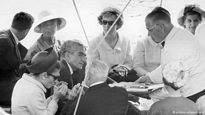 عکس زیرخاکی فرح دیبا در حال سیگار کشیدن عکس زیرخاکی فرح دیبا در حال سیگار کشیدن