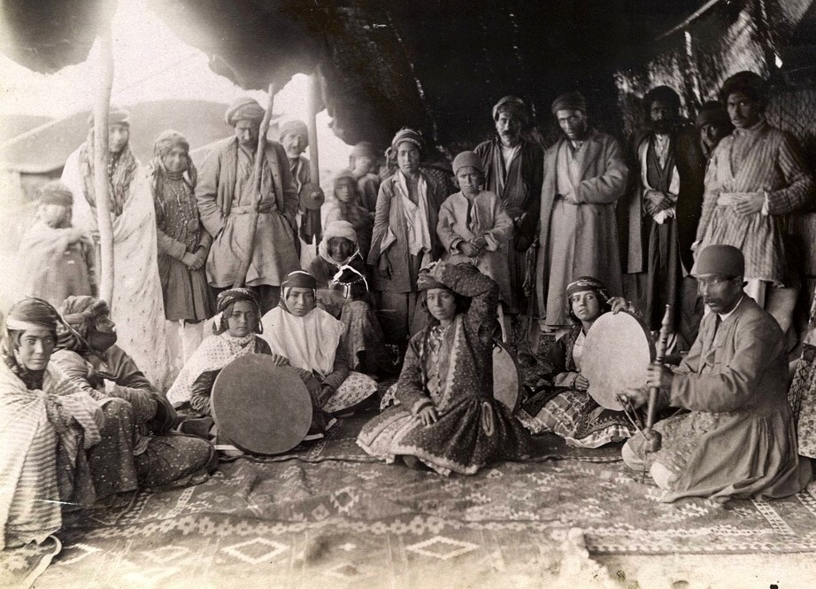 سفر به دل قاجار | تصویری عجیب از زندانیان قجری در غل و زنجیر! سفر به دل قاجار | تصویری عجیب از زندانیان قجری در غل و زنجیر!