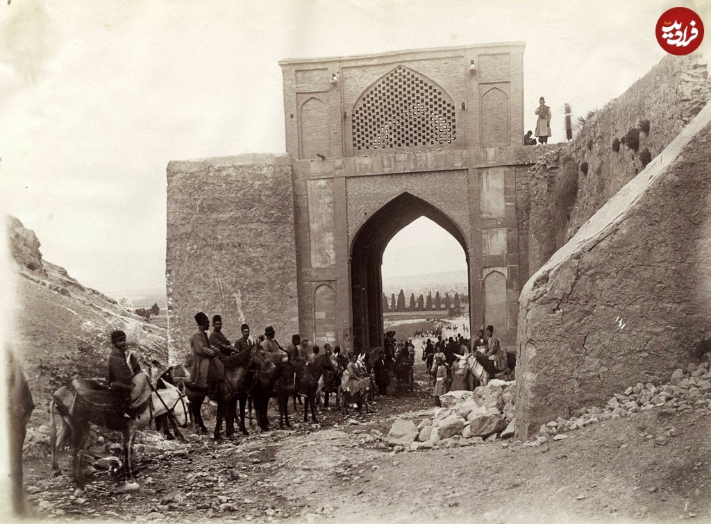 سفر به دل قاجار | تصویری عجیب از زندانیان قجری در غل و زنجیر! سفر به دل قاجار | تصویری عجیب از زندانیان قجری در غل و زنجیر!
