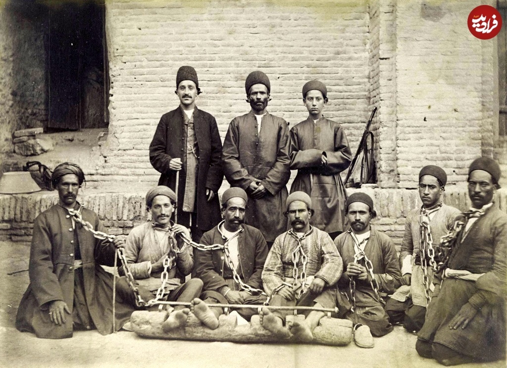 سفر به دل قاجار | تصویری عجیب از زندانیان قجری در غل و زنجیر! سفر به دل قاجار | تصویری عجیب از زندانیان قجری در غل و زنجیر!