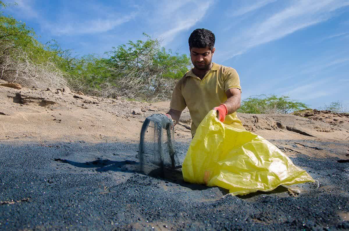 گردشگران نوروزی خاک هرمز را به نابودی کشیدند! گردشگران نوروزی خاک هرمز را به نابودی کشیدند!