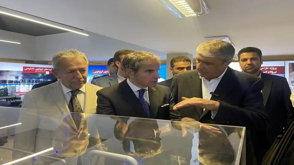 بازدید گروسی از نمایشگاه دستاوردهای صنعت هستهای ایران بازدید گروسی از نمایشگاه دستاوردهای صنعت هستهای ایران