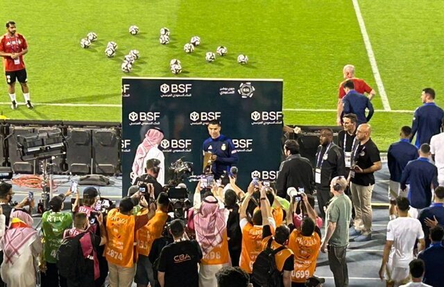 جایزه طلایی در دستان کریستیانو رونالدو جایزه طلایی در دستان کریستیانو رونالدو