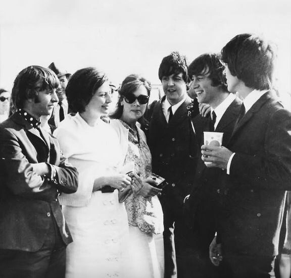 تصویری جالب از برخورد «بیتلها» با ثریا، همسر سابق محمدرضا پهلوی +عکس تصویری جالب از برخورد «بیتلها» با ثریا، همسر سابق محمدرضا پهلوی +عکس