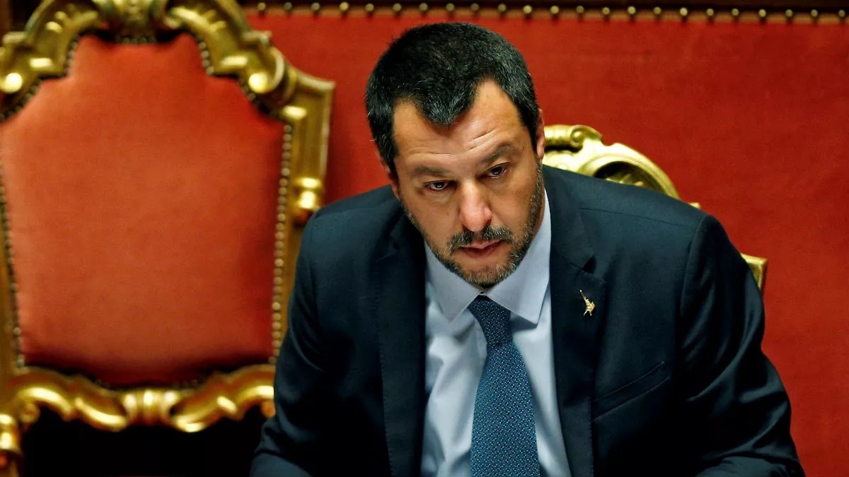 ببینید| حضور سیاستمدار ایتالیایی با شلوارک در برابر محل مذاکرات! ببینید| حضور سیاستمدار ایتالیایی با شلوارک در برابر محل مذاکرات!