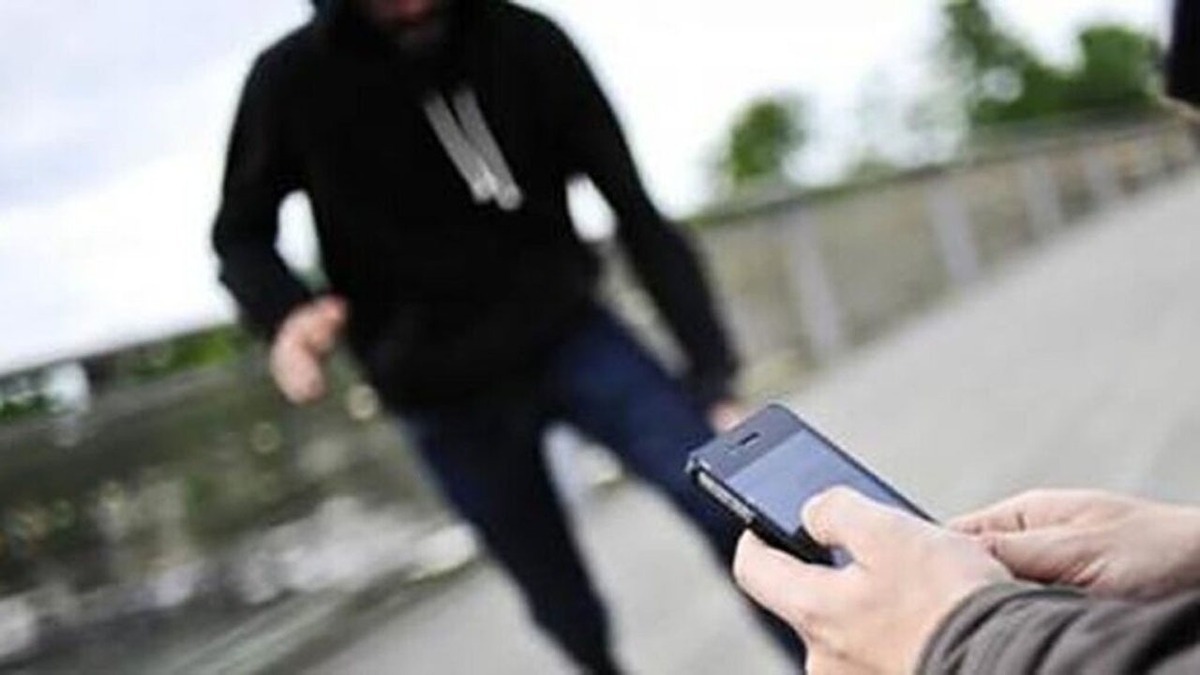 ببینید| لحظه سرقت گوشی دختر جوان در روز روشن ببینید| لحظه سرقت گوشی دختر جوان در روز روشن
