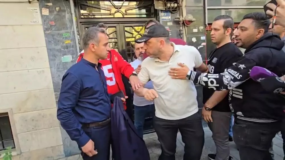 ببینید | درگیری هواداران پرسپولیس با مدیر روابط عمومی باشگاه ببینید | درگیری هواداران پرسپولیس با مدیر روابط عمومی باشگاه