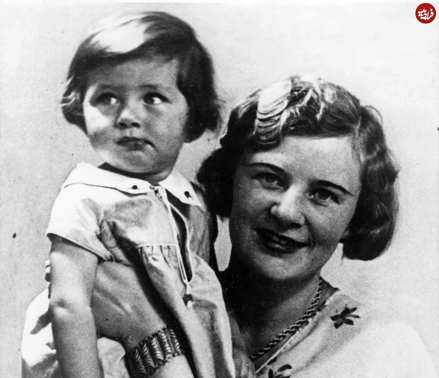 ثریا اسفندیاری ۴ ساله در آغوش مادر آلمانی اش؛ سال ۱۳۱۵ +عکس ثریا اسفندیاری ۴ ساله در آغوش مادر آلمانی اش؛ سال ۱۳۱۵ +عکس