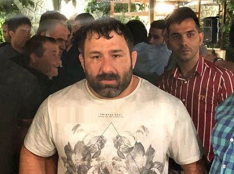 «هانی کرده» با شلیک پلیس در یکی از قهوههای خانه تهران زمین گیر شد «هانی کرده» با شلیک پلیس در یکی از قهوههای خانه تهران زمین گیر شد