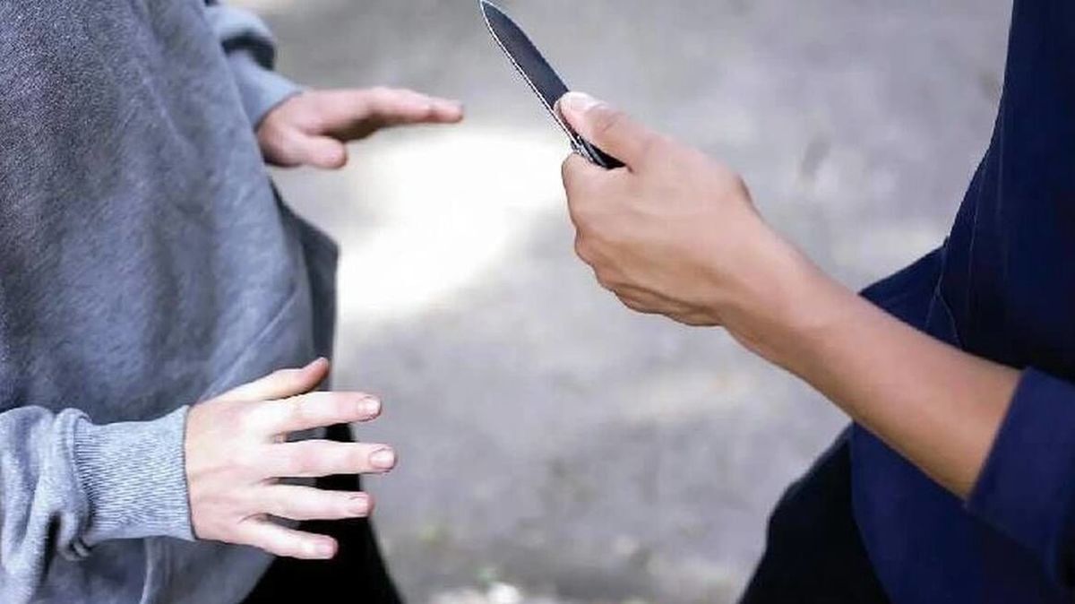 ببینید| لحظه سرقت گردنبند زن تهرانی در مقابل در خانهاش ببینید| لحظه سرقت گردنبند زن تهرانی در مقابل در خانهاش