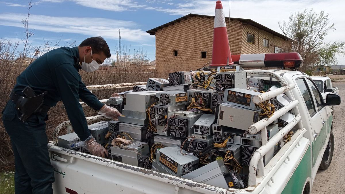 کشف ۳۷ ماینر غیرمجاز در یک مرکز تفکیک زباله کشف ۳۷ ماینر غیرمجاز در یک مرکز تفکیک زباله