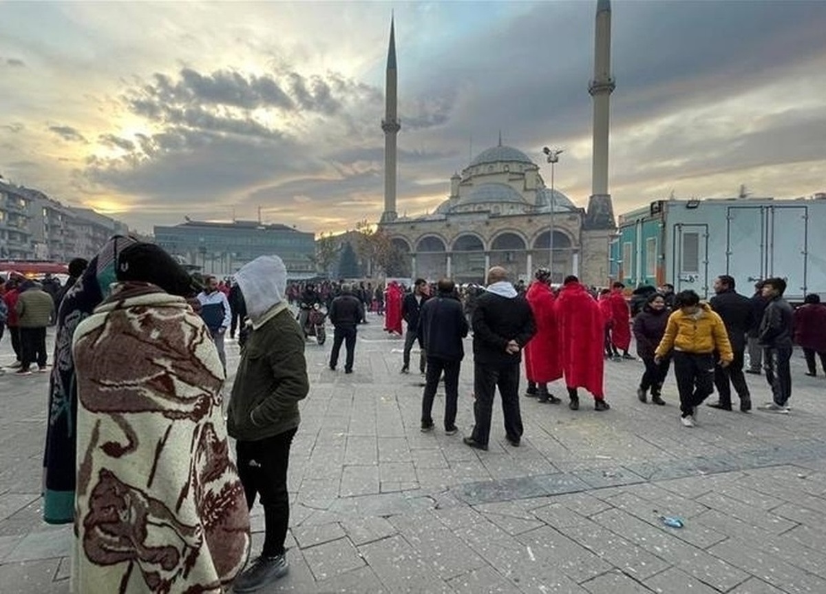 ببینید| سقوط از ساختمان بخاطر ترس از زلزله در استانبول! ببینید| سقوط از ساختمان بخاطر ترس از زلزله در استانبول!