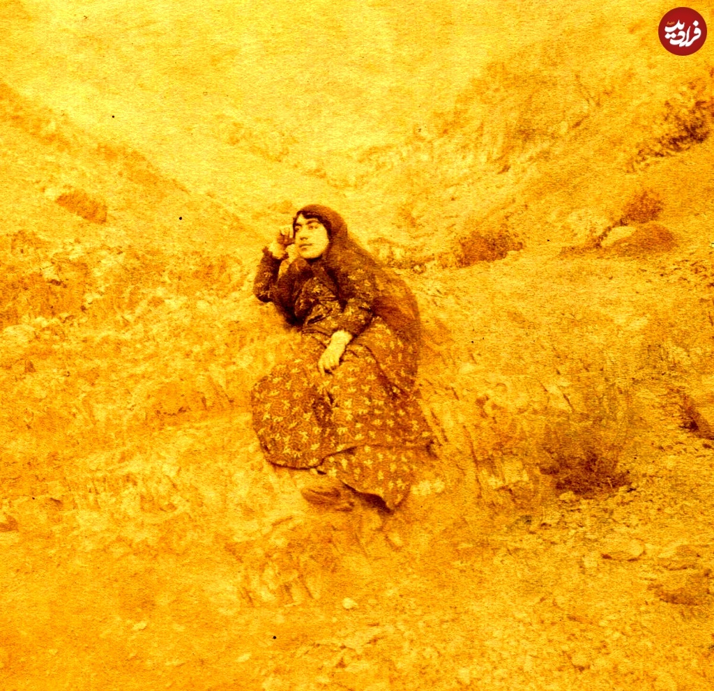 ژست خاص فخر التاج، نوه ناصرالدین شاه در دهه ۱۲۷۰ ژست خاص فخر التاج، نوه ناصرالدین شاه در دهه ۱۲۷۰