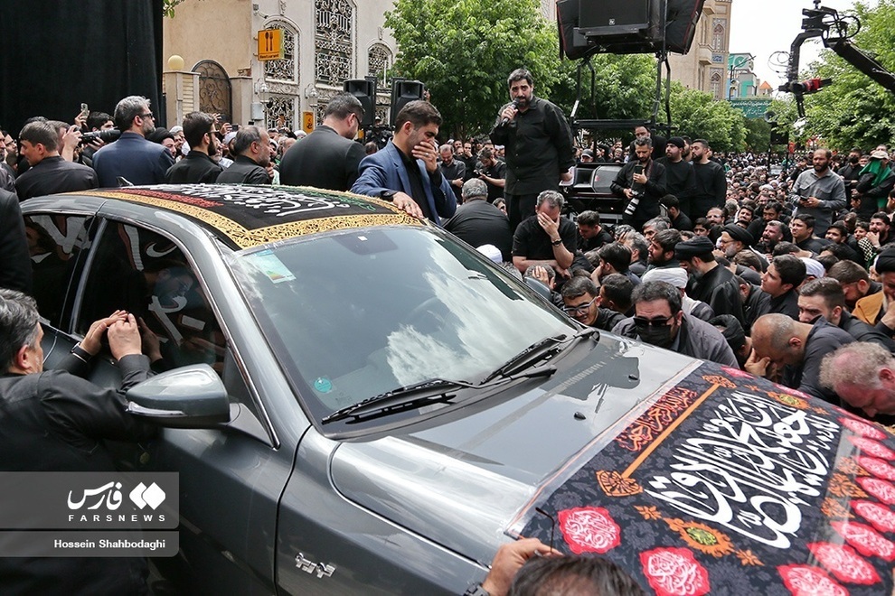 عکس| عزاداری یک مرجع تقلید در خودرو عکس| عزاداری یک مرجع تقلید در خودرو