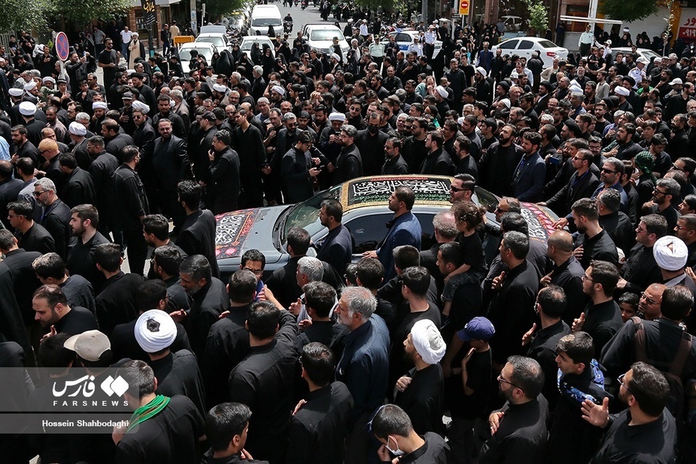 عکس| عزاداری یک مرجع تقلید در خودرو عکس| عزاداری یک مرجع تقلید در خودرو