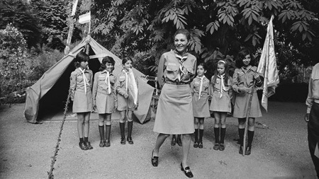 عکس | فرح پهلوی در بازدید از پایگاه دختران پیشاهنگ فرح پهلوی