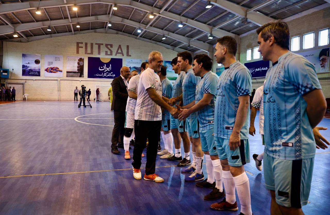 عکس| رئیس جمهور پا به توپ شد! عکس| رئیس جمهور پا به توپ شد!