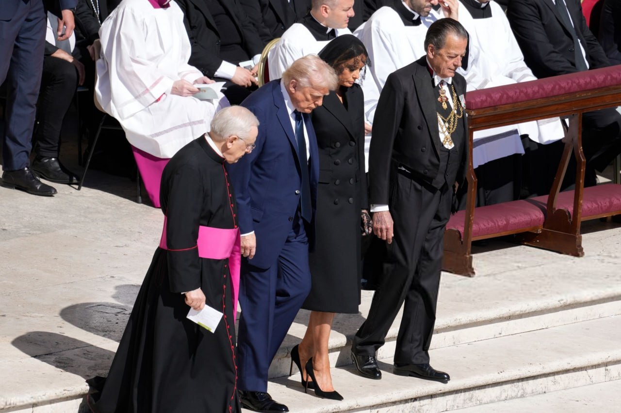 حاشیههای مراسم تشییع پاپ فراسیس ؛ از مقامهایی که دیر رسیدند تا ایستادن وزیر ارشاد نزدیک جو بایدن حاشیههای مراسم تشییع پاپ فراسیس ؛ از مقامهایی که دیر رسیدند تا ایستادن وزیر ارشاد نزدیک جو بایدن