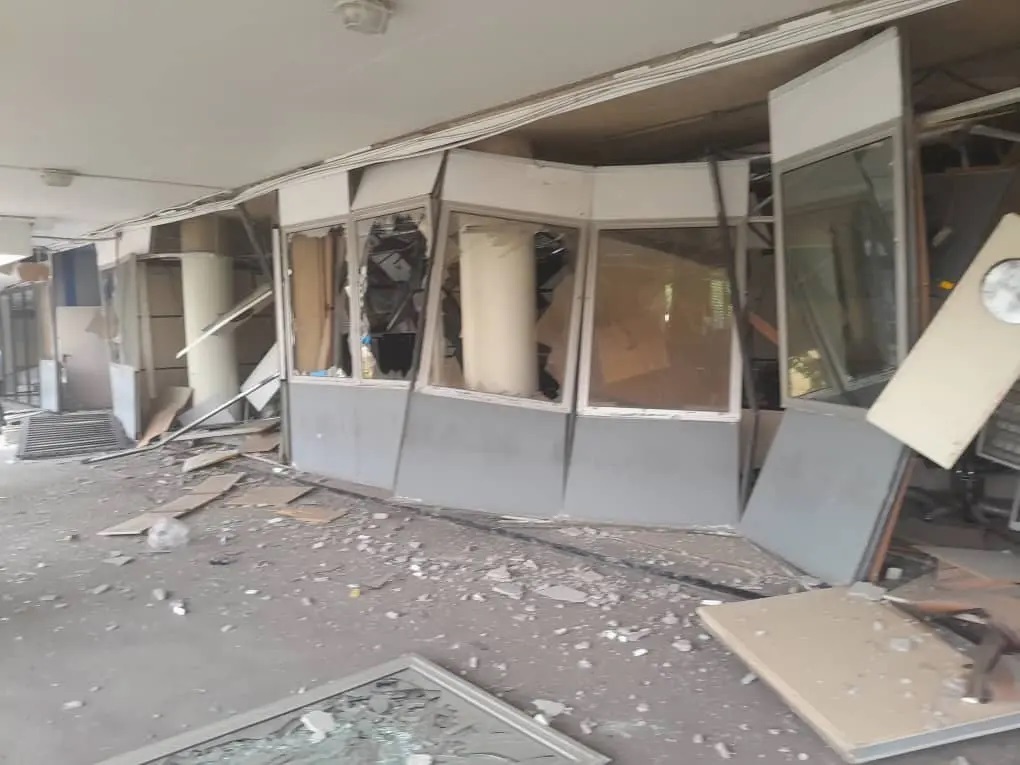 ببینید| ریزش سقف ساختمان اداری بندر شهید رجایی بر سر کارمندان ببینید| ریزش سقف ساختمان اداری بندر شهید رجایی بر سر کارمندان