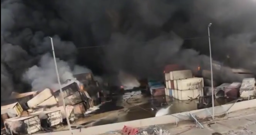 ببینید| تصویر پهپادی از کانتینرها میان شعلههای آتش انفجار بندر شهید رجایی