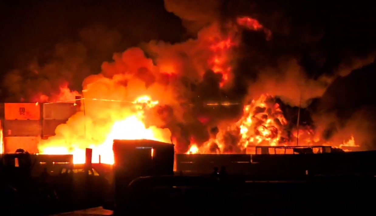 ببینید| کانتینرهای آتشگرفته بندر رجایی با برنامه موشکی ارتباط دارد؟ ببینید| کانتینرهای آتشگرفته بندر رجایی با برنامه موشکی ارتباط دارد؟