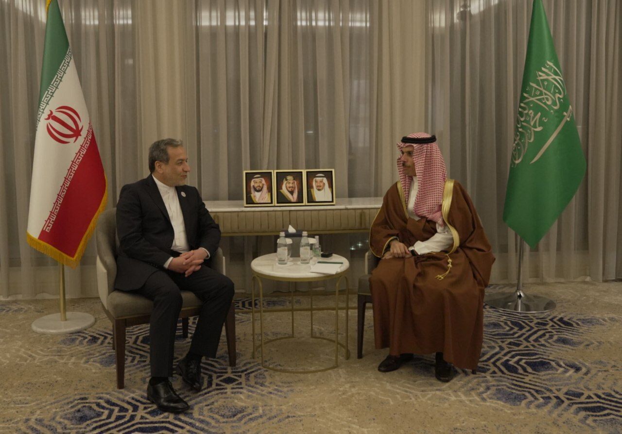 گفت و گوی عراقچی و وزیر خارجه عربستان درباره مذاکرات ایران و آمریکا گفت و گوی عراقچی و وزیر خارجه عربستان درباره مذاکرات ایران و آمریکا