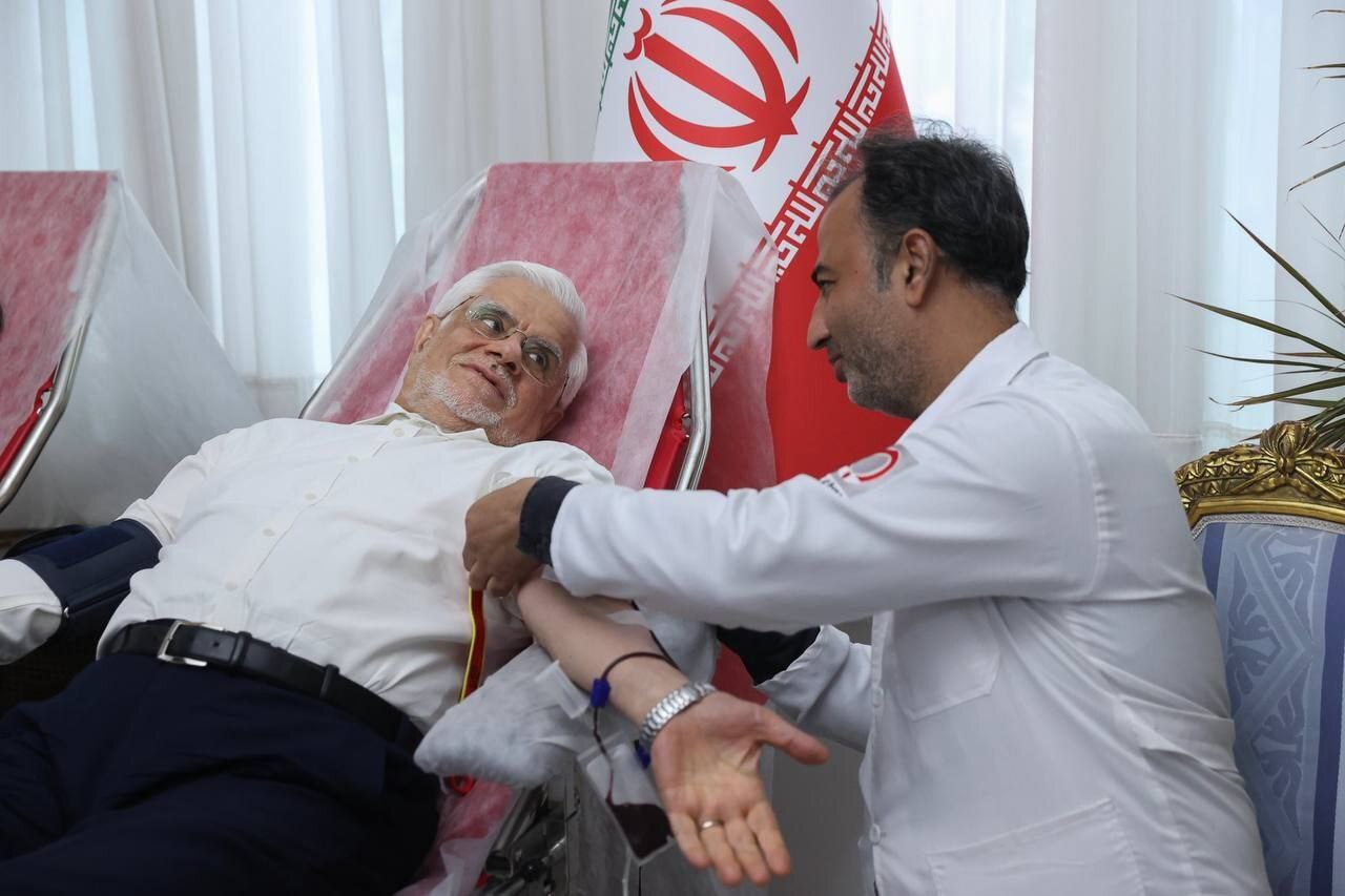 محمدرضا عارف اهدای خون محمدرضا عارف و کابینه