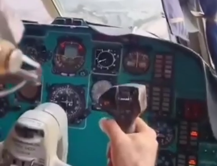 ببینید| زاویهای از نحوه مهار آتش بندر شهید رجایی از داخل کابین هواپیما بندر شهید رجایی