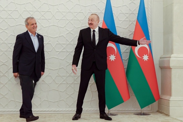 ذوق زدگی عجیب پزشکیان در باکو | درباره رییسجمهوری که میخواهد با همه دست به دست بدهد! ذوق زدگی عجیب پزشکیان در باکو | درباره رییسجمهوری که میخواهد با همه دست به دست بدهد!