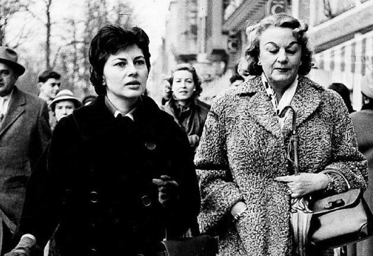 ثریا اسفندیاری ۴ ساله در آغوش مادر آلمانی اش؛ سال ۱۳۱۵ +عکس ثریا اسفندیاری ۴ ساله در آغوش مادر آلمانی اش؛ سال ۱۳۱۵ +عکس