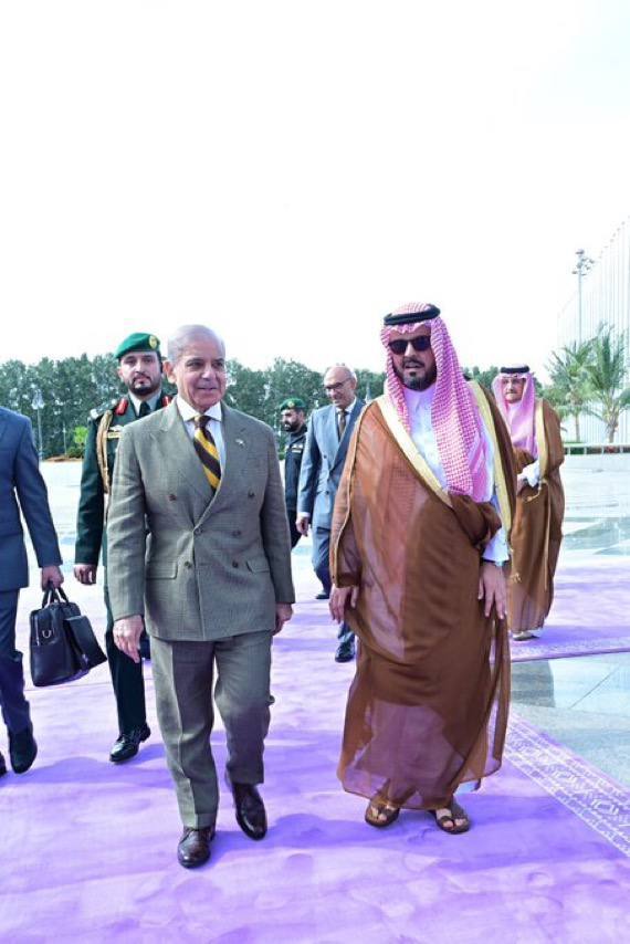 نخستوزیر پاکستان وارد عریستان سعودی شد نخستوزیر پاکستان وارد عریستان سعودی شد