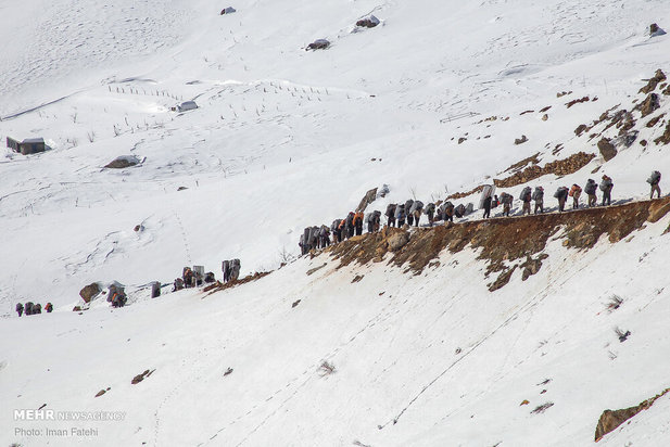 کولبران در برف و سرما